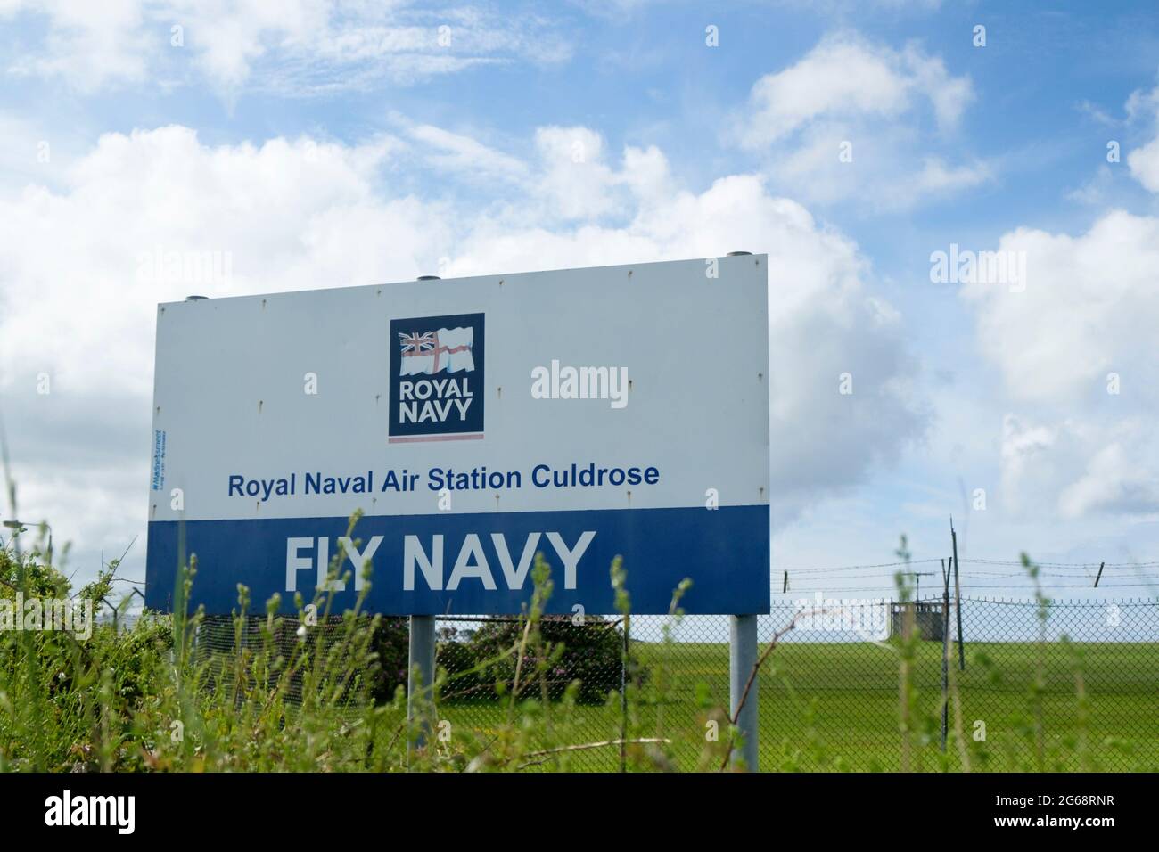 Il cartello per la base Fleet Air Arm a Cullrose, Helston, Cornovaglia. Vola Navy! Foto Stock