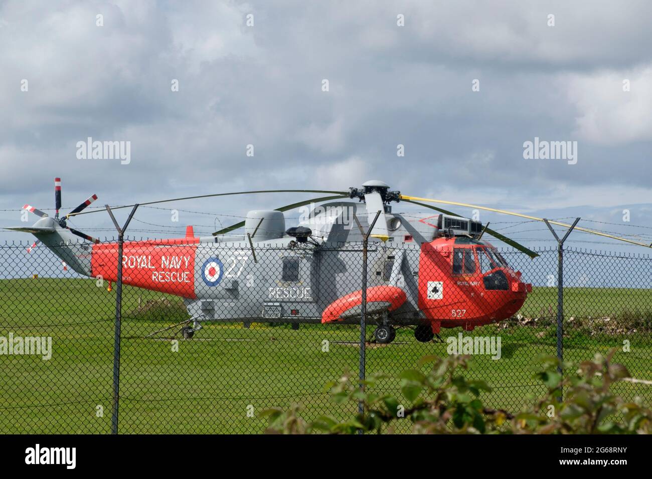 Sea King Gate Guardian presso la base Fleet Air Arm a Cullrose, Helston, Cornovaglia. Foto Stock