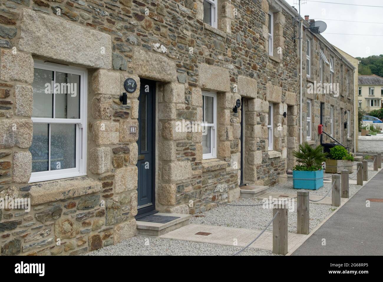 Intorno a Helston, una piccola città della Cornovaglia. Tradizionali cottage in granito a Castle Park Foto Stock