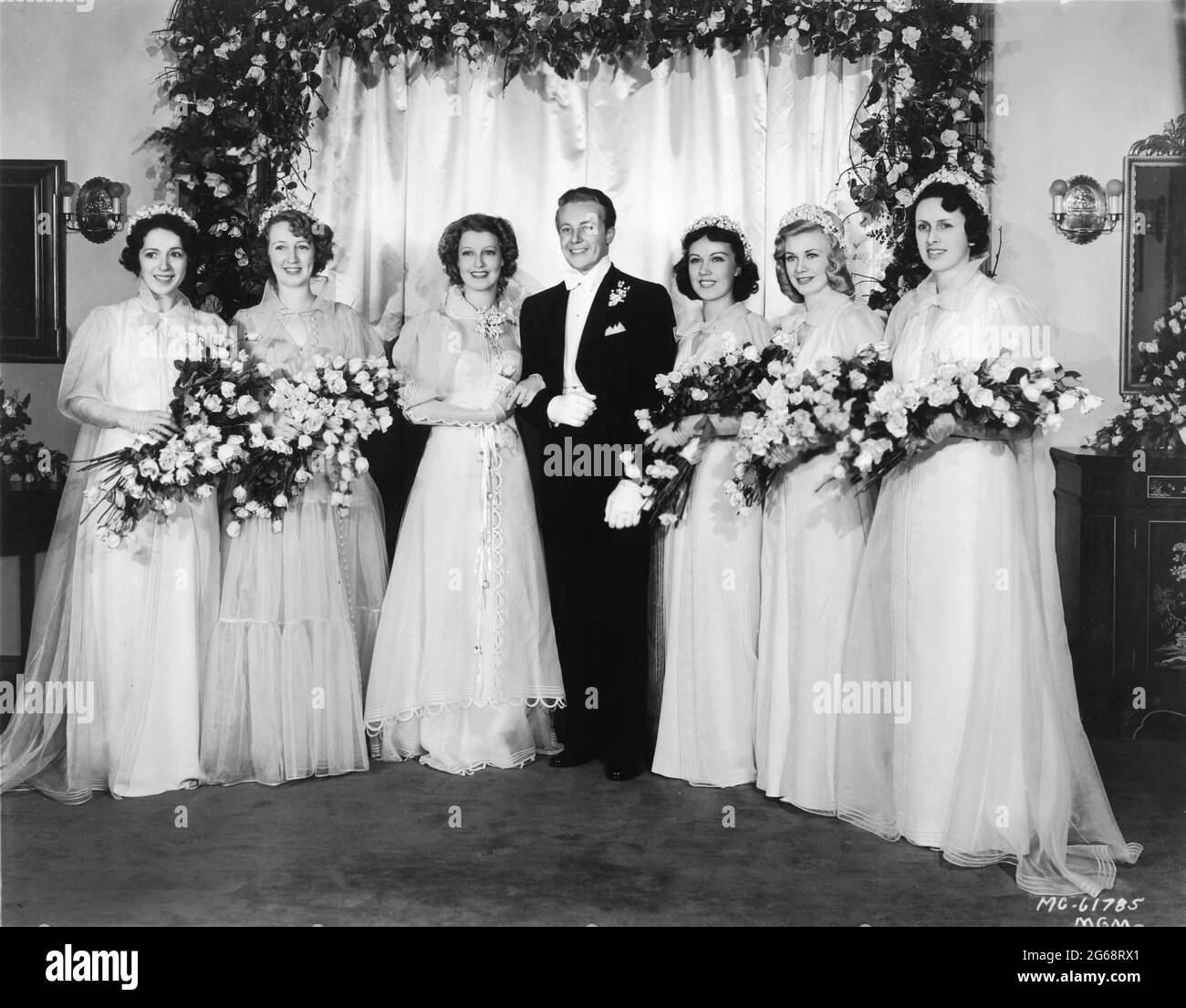Appena sposi JEANETTE Macdonald e GENE RAYMOND poco prima del ricevimento nuziale a casa sua la sera del 16 giugno 1937 in piedi a sinistra il suo agente HELEN FERGUSON, Sua sorella maggiore e matron di onorificenza attrice MARIE BLAKE aka EDITH Macdonald e diritto della coppia FAY WRAY GINGER ROGERS e la sig.ra JOHNNY MACK MARRONE pubblicità per Metro Goldwyn Mayer Foto Stock