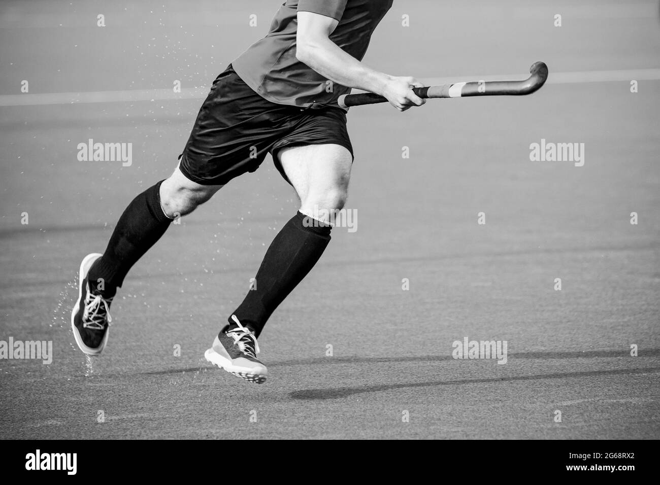 Giocatore di hockey su campo su campo di gioco erba artificiale. Foto Stock