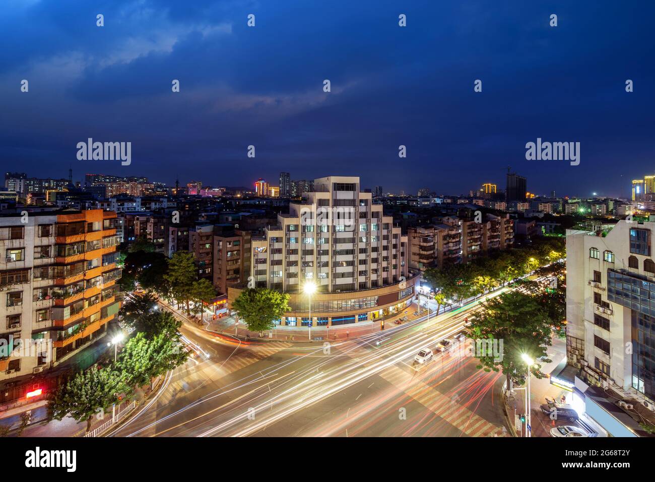 Vista notturna della piccola città, Shantou, Guangdong, Cina. Foto Stock