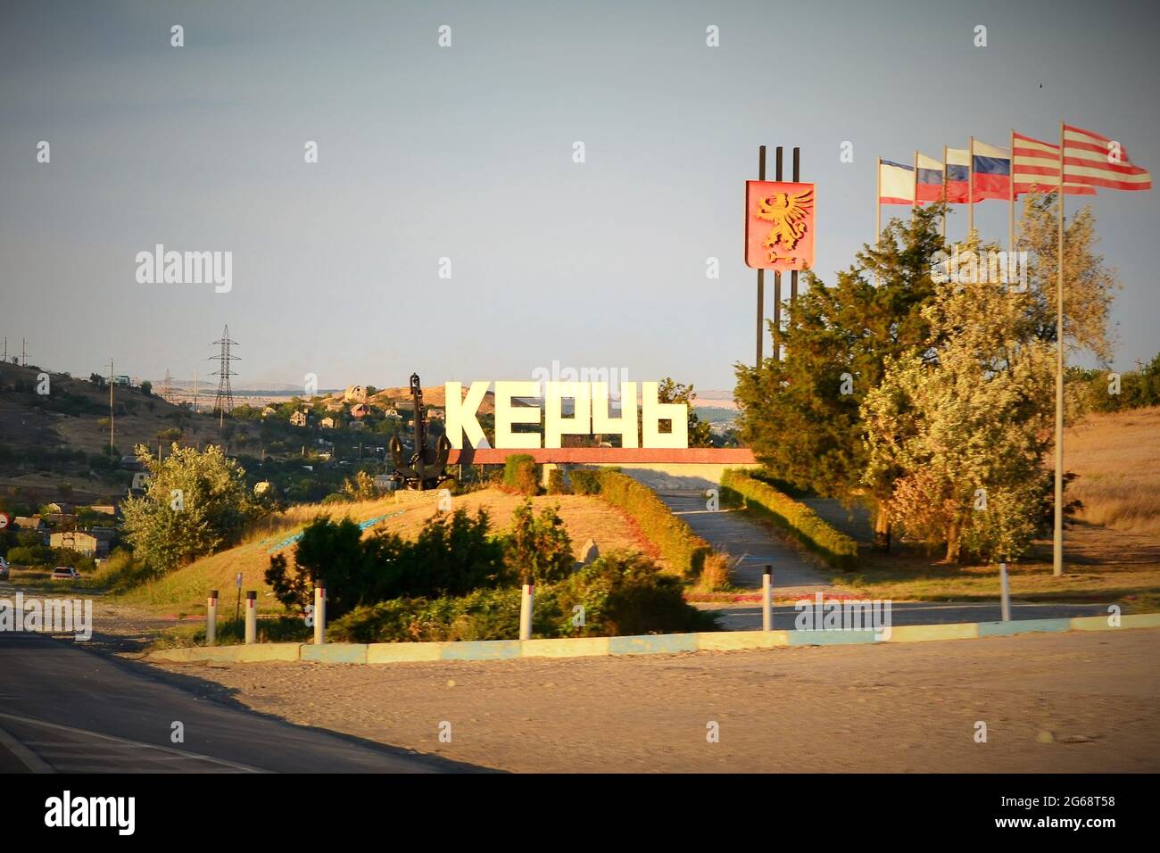 Kerch, Russia - 16 luglio 2017 ingresso alla città di Kerch, lettere, un piatto con l'iscrizione Kerch sulla strada Tavrida in steppa in estate Foto Stock