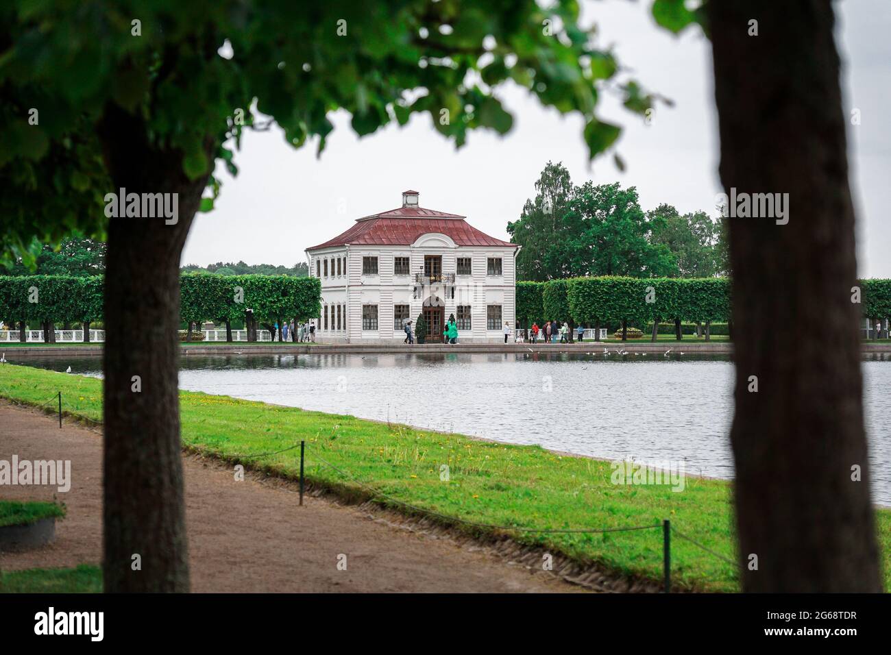 San Pietroburgo, Russia. Palazzo Marly nel Parco inferiore di Peterhof a San Pietroburgo, Russia Foto Stock