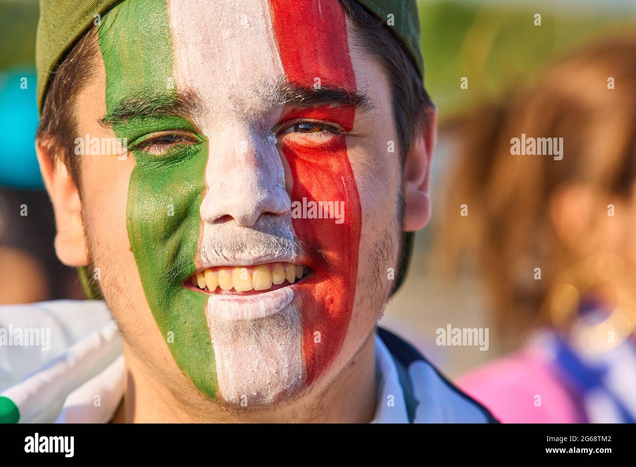 Tifosi italiani e belgi nella partita finale BELGIO - ITALIA 1-2 ai Campionati europei di calcio UEFA 2020 nella Stagione 2020/2021 il 02 luglio 2021 a Monaco di Baviera, Germania. © Peter Schatz / Alamy Live News Foto Stock