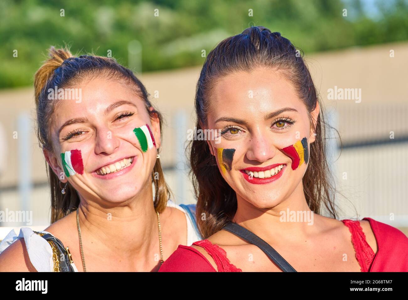 Tifosi italiani e belgi nella partita finale BELGIO - ITALIA 1-2 ai Campionati europei di calcio UEFA 2020 nella Stagione 2020/2021 il 02 luglio 2021 a Monaco di Baviera, Germania. © Peter Schatz / Alamy Live News Foto Stock