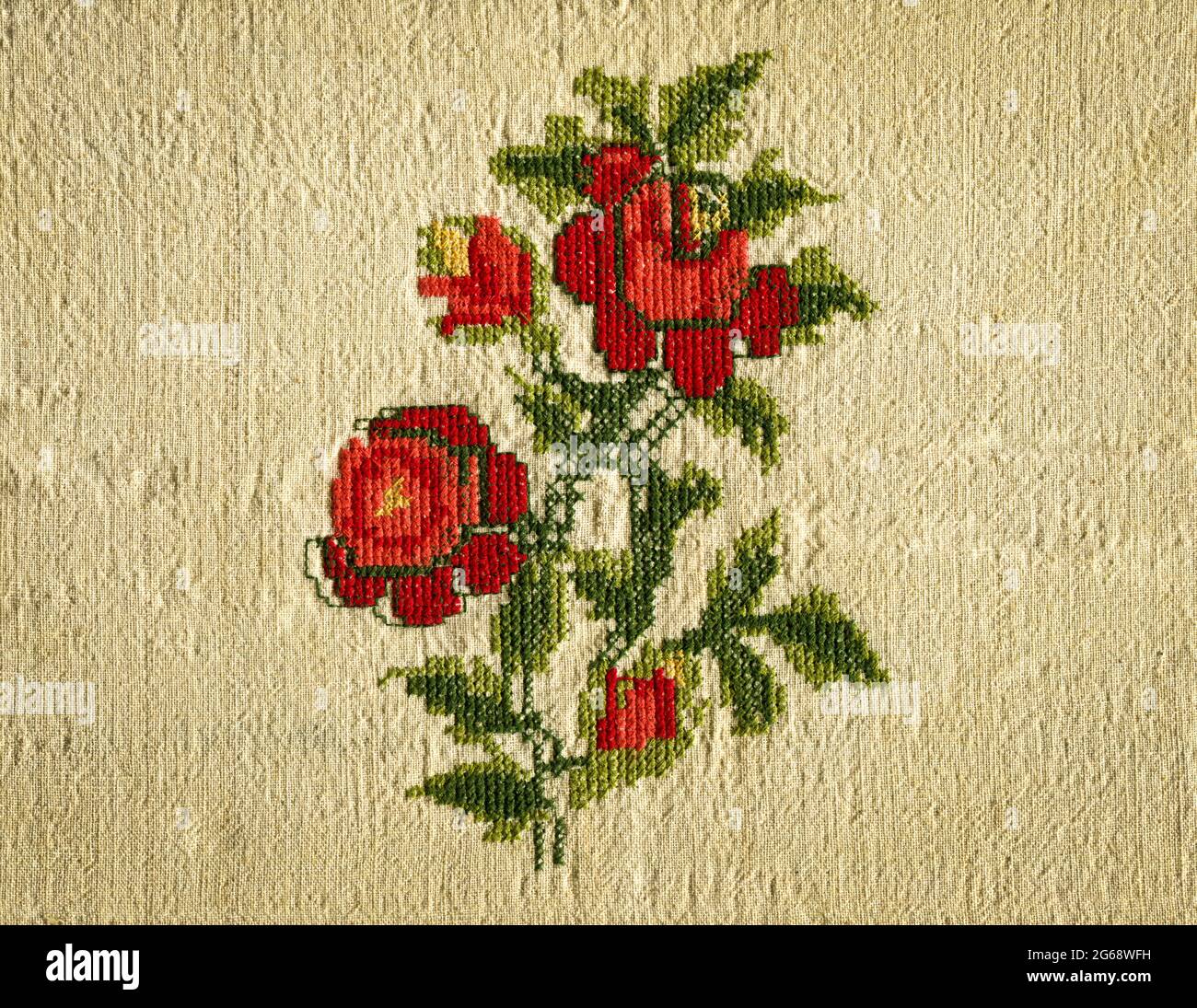 Cuciture a maglia incrociata su tela di lino beige e rosa rossa ricamata,  punto a croce fatto a mano Foto stock - Alamy