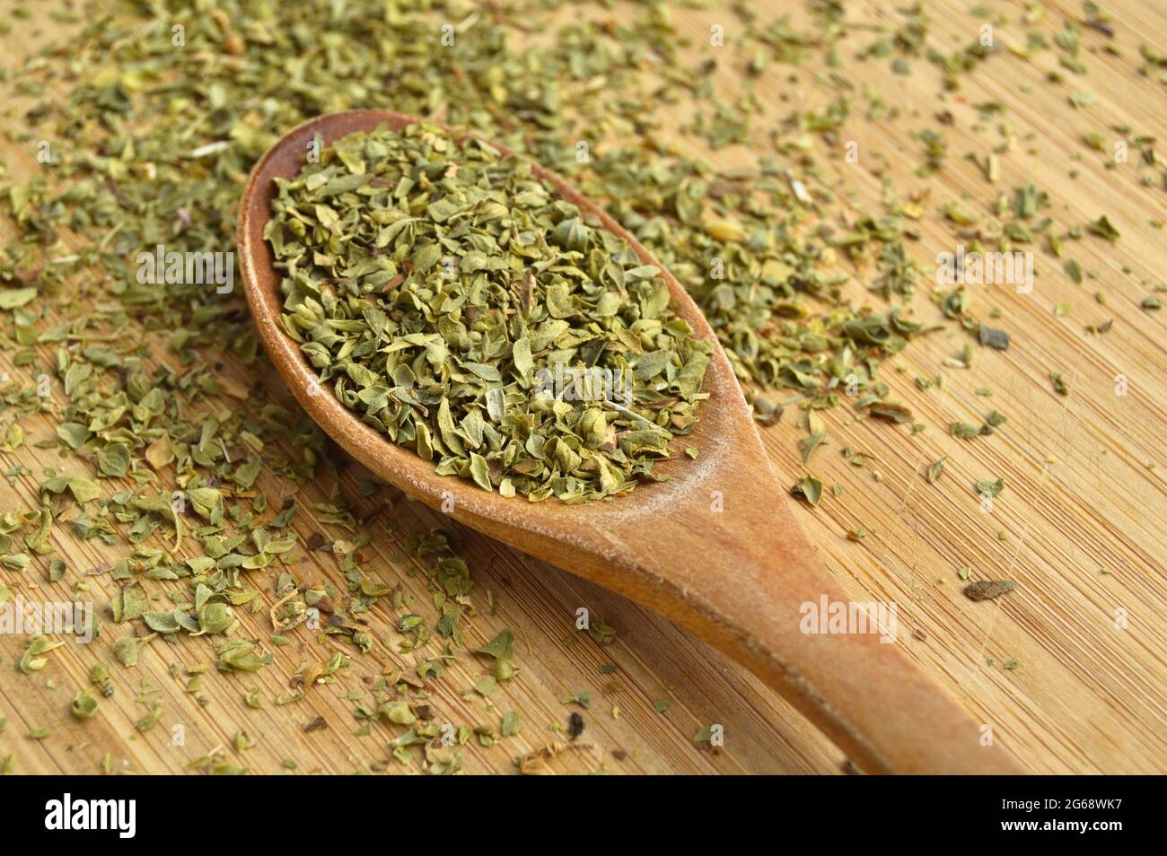 Timo organico profumato, su tagliere di bambù in cucchiaio di legno Foto Stock