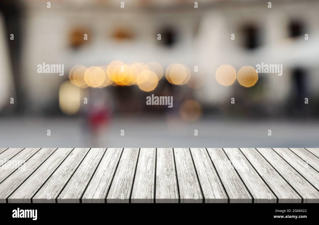 Tavolo in legno bianco su terrazza offuscata astratta sfondo quadrato. Montaggio, esposizione prodotti. Foto Stock