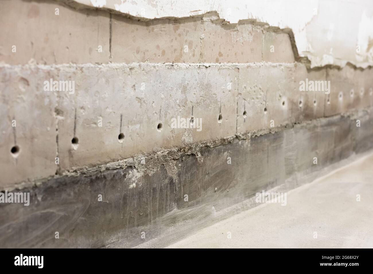 muro umido nel seminterrato di un nuovo edificio Foto Stock
