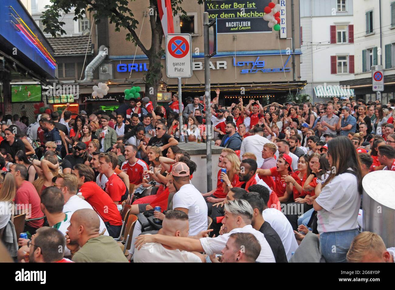 Emozioni pure all'evento calcistico pubblico di Longstreet nella città di Zürich alla partita Svizzera contro Spagna durante il campione del mondo chip 2021 Foto Stock