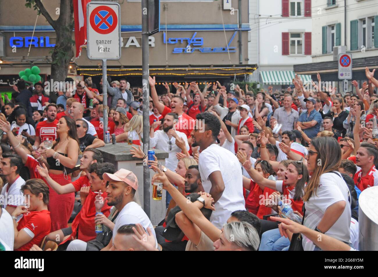 Svizzera: Evento calcistico pubblico a Longstreet nella città di Zürich al chip campione UEFA 2021 Svizzera contro la Spagna Foto Stock