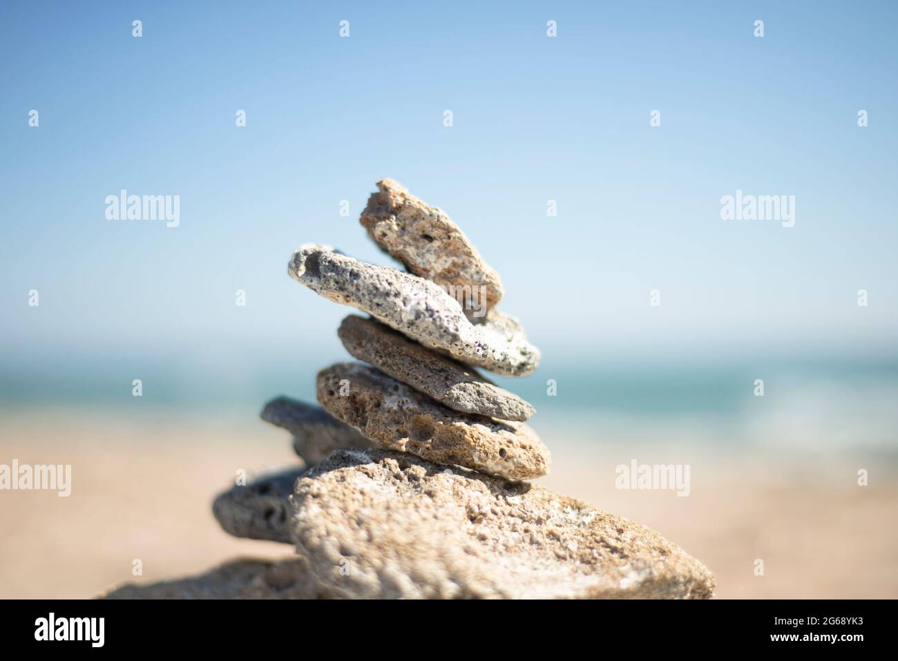 Una piramide di pietre sulla riva. Torre di ciottoli. Foto concettuale. Temi filosofici e temi della cura del corpo e dell'anima. Idee spirituali. Foto Stock