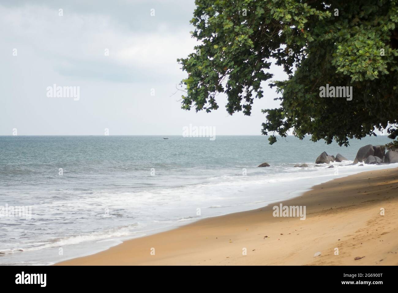 Spiaggia dell'oceano Atlantico in Africa centrale Foto Stock