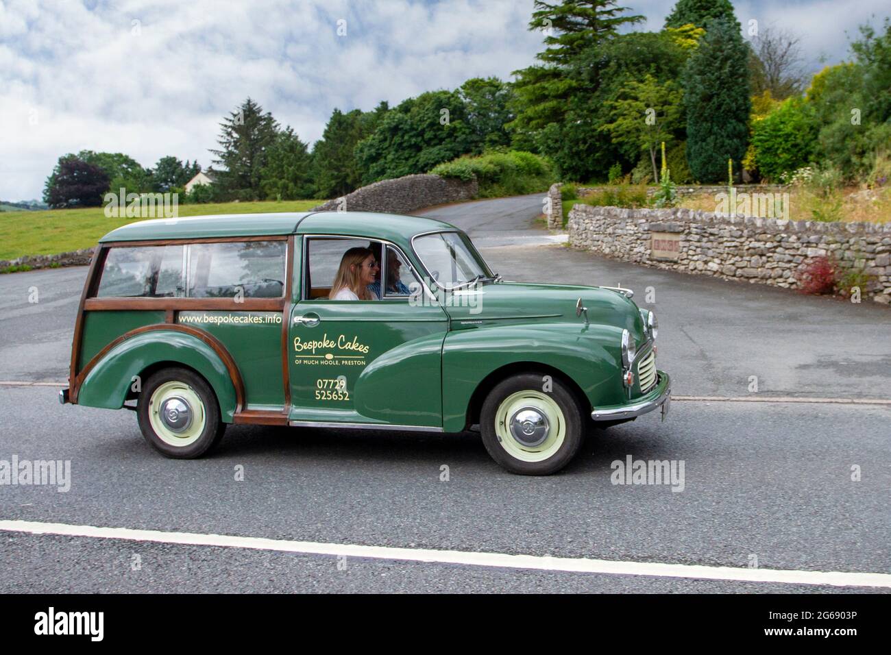 Su misura Cakes Mini 1000 estate viaggiatore in viaggio per Leighton Hall auto classica auto luglio mostra, Carnforth, Lancashire Regno Unito Foto Stock