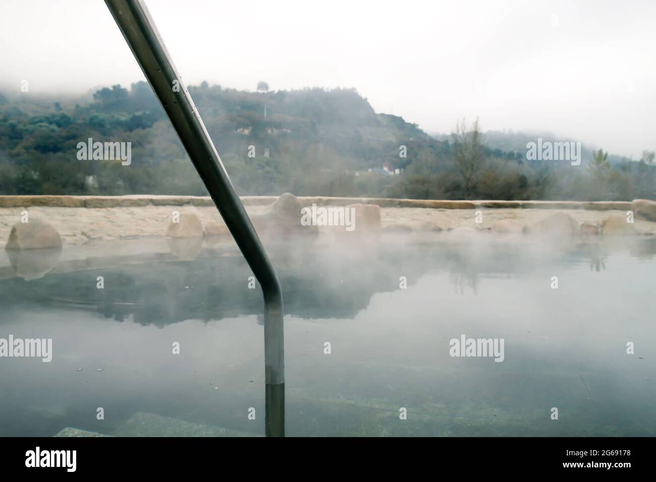 Sorgenti termali Muino da Veiga, piscine nel fiume Minho letto a Ourense, Spagna Foto Stock