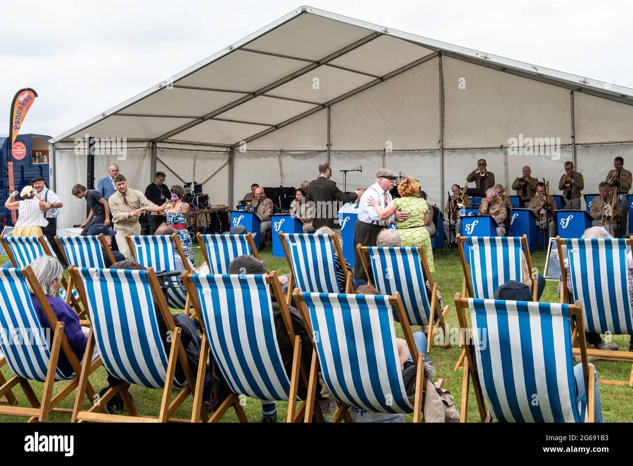 Sound Force Big Band in stile anni '40 mentre le coppie ballano lungo, Wallop Wings and Wheels, Middle Wallop, Hampshire, Regno Unito Foto Stock