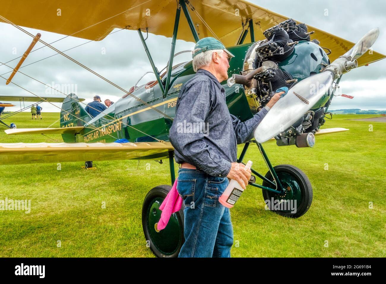 Pulizia degli aeromobili, lucidatura dell'elica. Cura di un 1928 Travel Air 4000 con un grande motore radiale continentale, Middle Wallop, Hampshire, Regno Unito Foto Stock