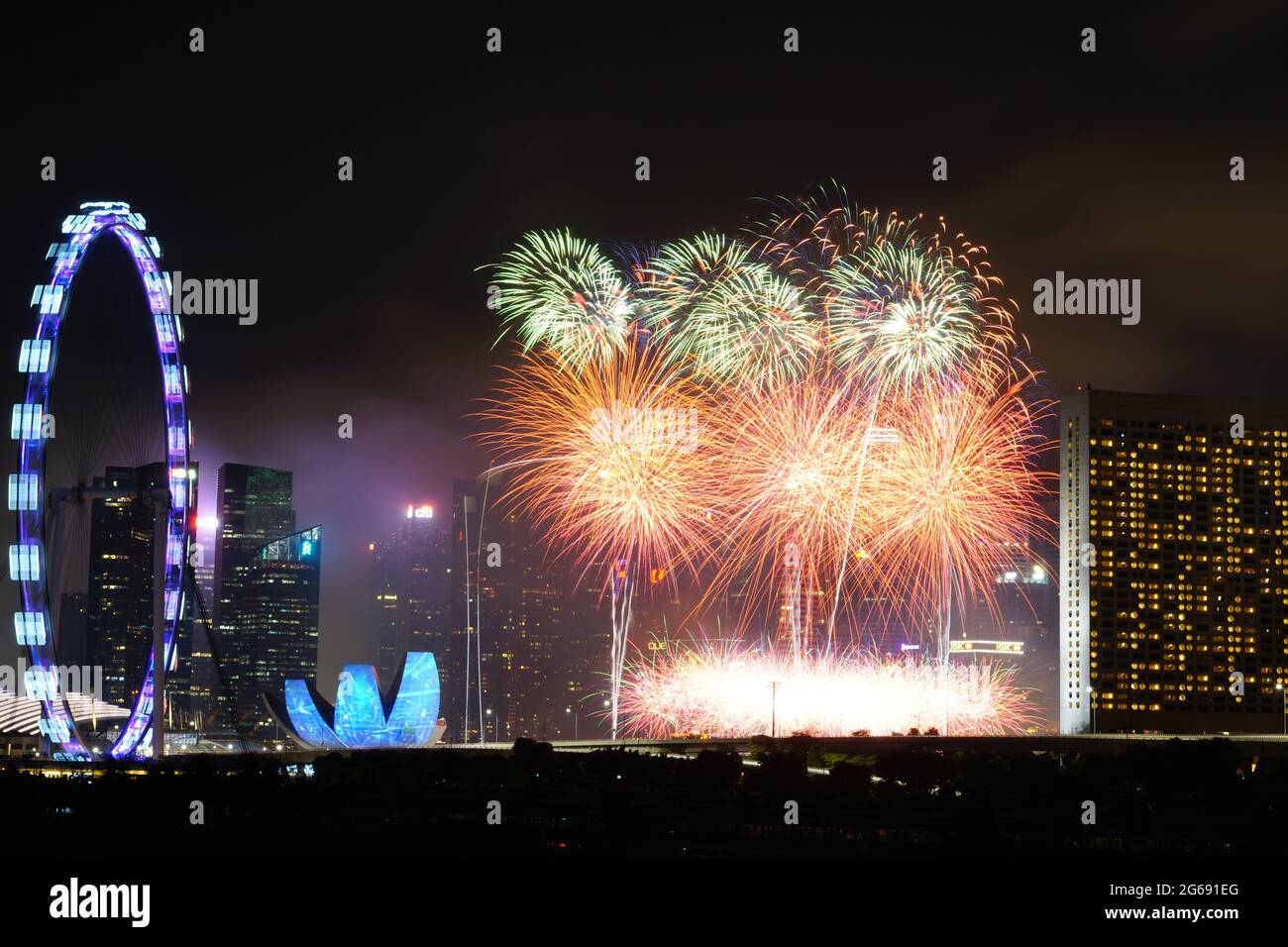 Spettacolo di fuochi d'artificio con i punti di riferimento di Singapore Foto Stock