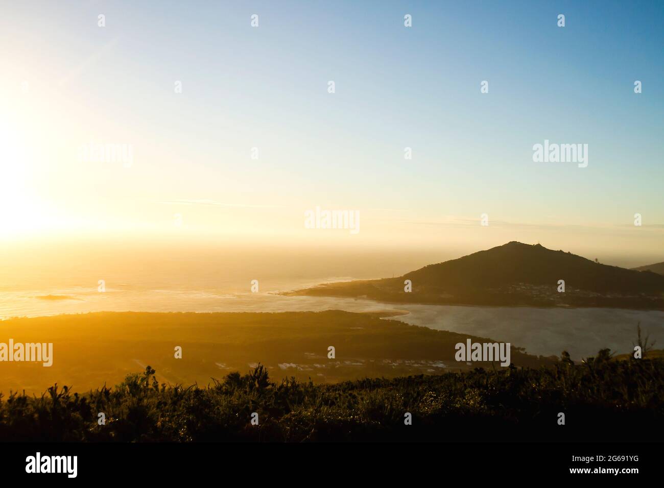 Vista sull'estuario del fiume Minho al tramonto al confine tra Spagna e Portogallo Foto Stock