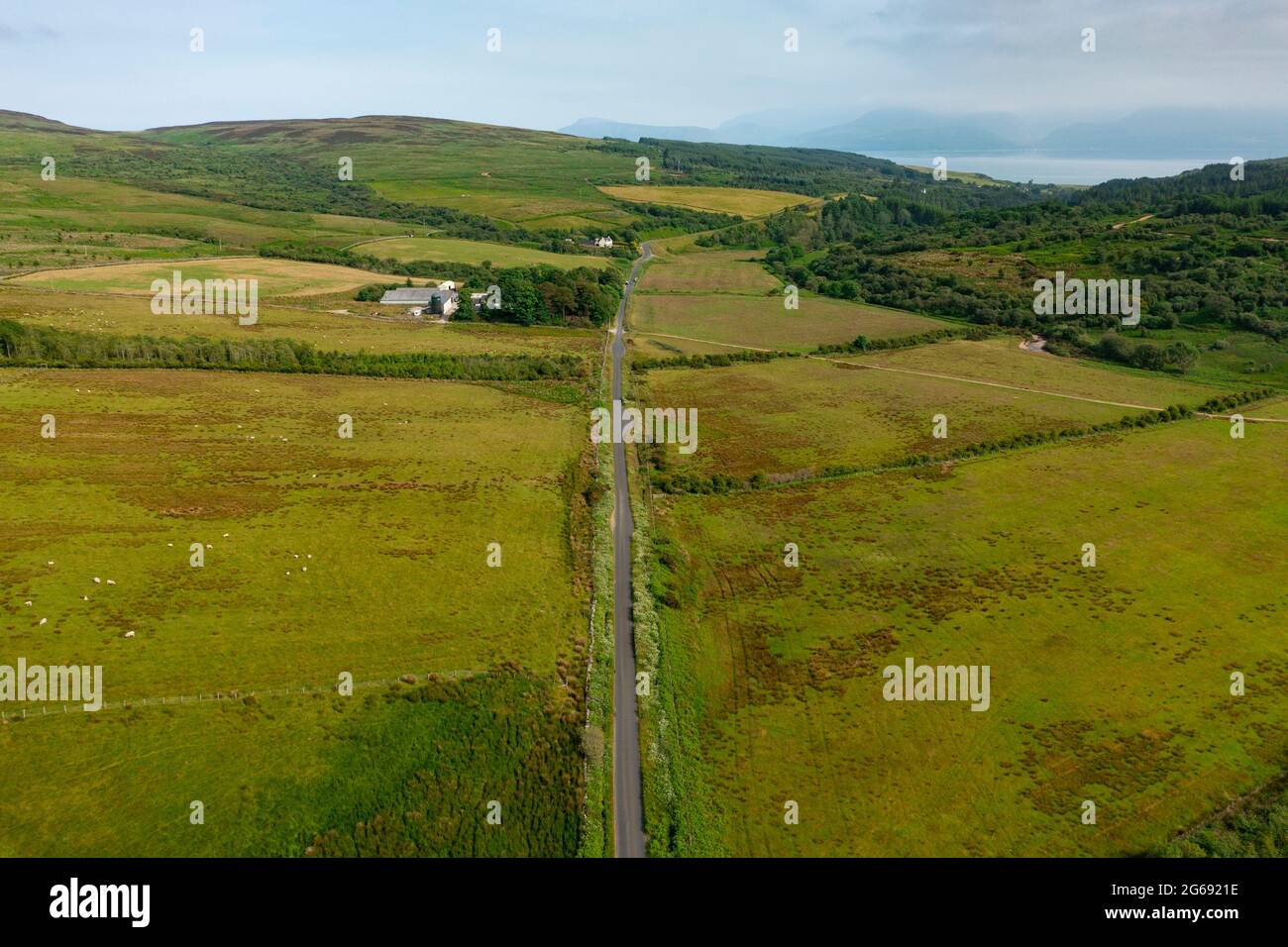 Vista aerea dal drone della strada rurale a pista singola sulla penisola di Kintyre, parte del percorso turistico Kintyre 66 in Argyll & Bute, Scozia Regno Unito Foto Stock