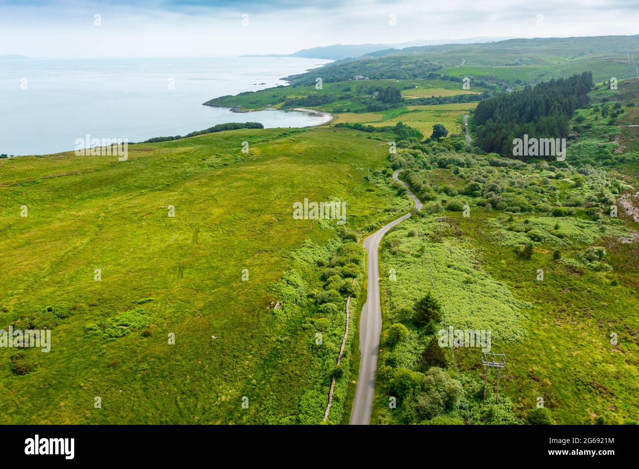 Vista aerea dal drone della strada rurale a pista singola sulla penisola di Kintyre, parte del percorso turistico Kintyre 66 in Argyll & Bute, Scozia Regno Unito Foto Stock