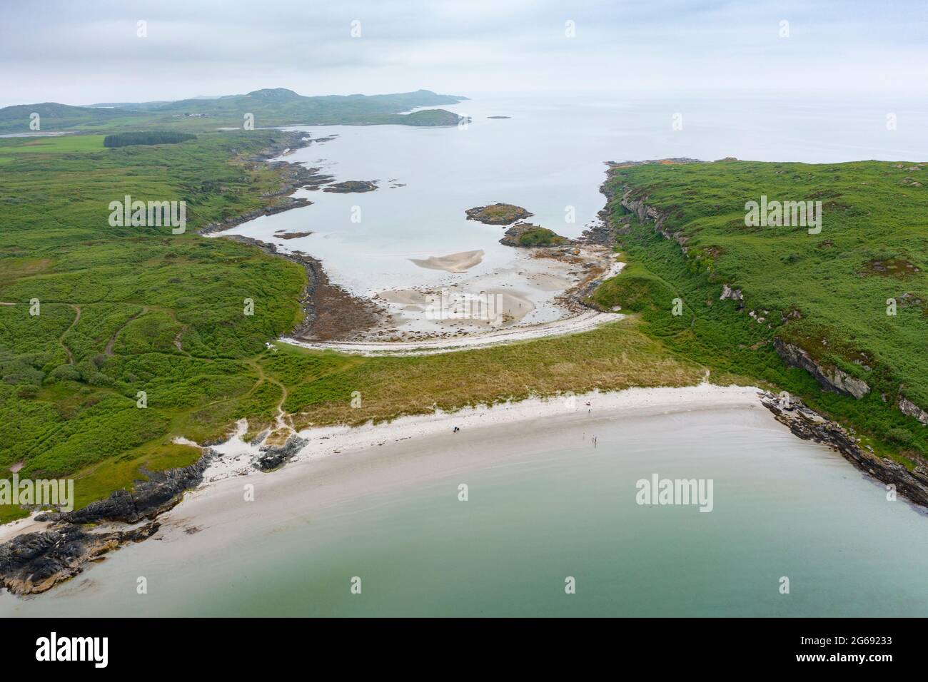 Le spiagge gemelle tombolo o istmo sabbioso in un Doirlinn vicino all'isola di Eilean Garbh all'estremità nord dell'isola di Gonga, penisola di Kintyre, Argyll & Bute, Foto Stock
