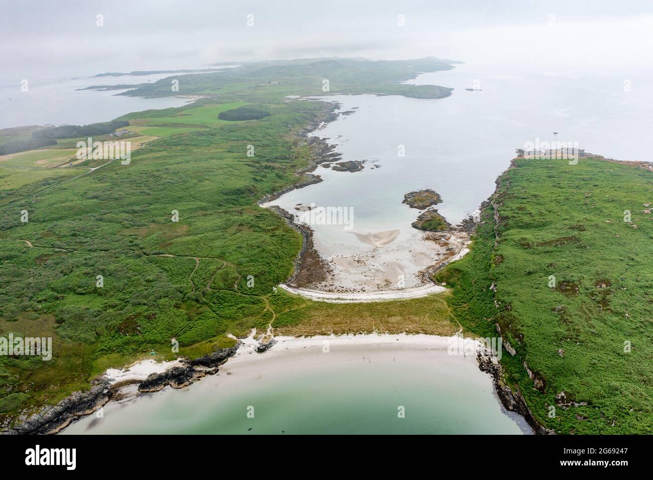 Le spiagge gemelle tombolo o istmo sabbioso in un Doirlinn vicino all'isola di Eilean Garbh all'estremità nord dell'isola di Gonga, penisola di Kintyre, Argyll & Bute, Foto Stock