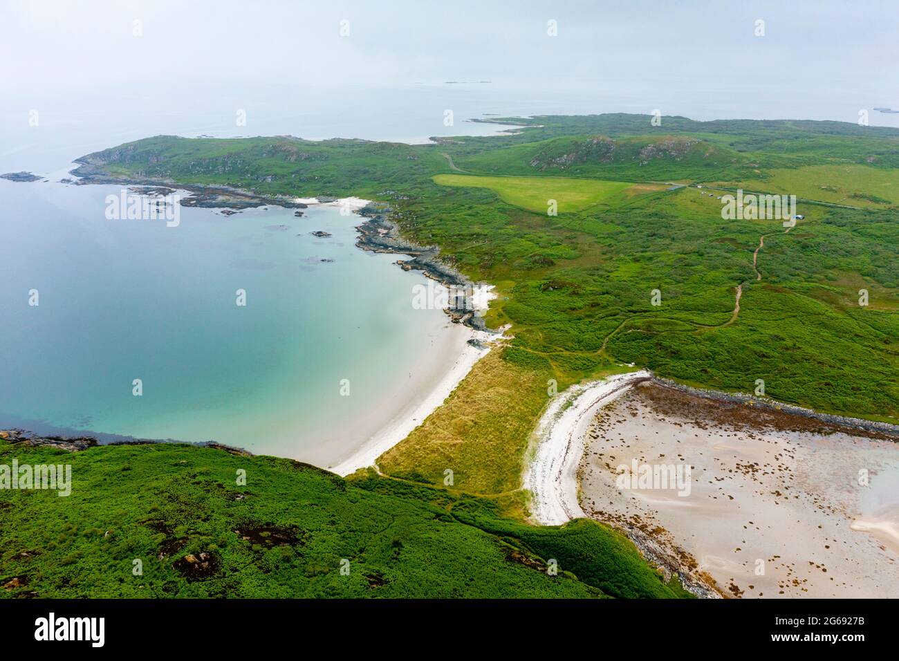 Le spiagge gemelle tombolo o istmo sabbioso in un Doirlinn vicino all'isola di Eilean Garbh all'estremità nord dell'isola di Gonga, penisola di Kintyre, Argyll & Bute, Foto Stock