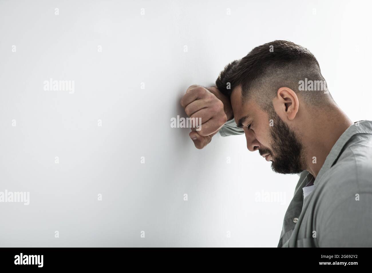 Pensare a problemi e problemi, soffrire di depressione o solitudine, malattie mentali Foto Stock