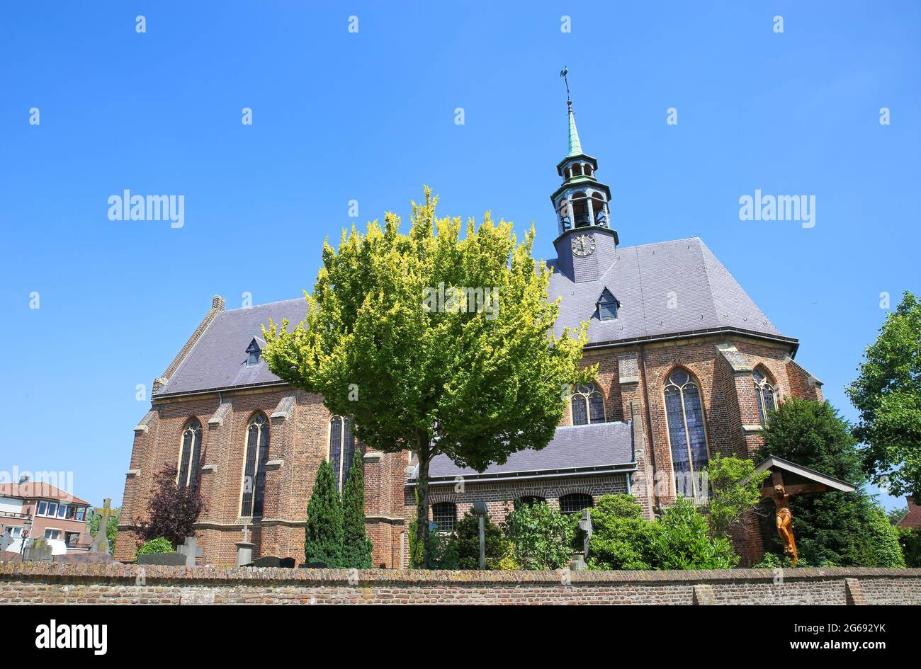 Broekhuizen, Paesi Bassi - 1 luglio. 2021: Vista sulla chiesa medievale (Sint Nicolaaskerk) nel piccolo villaggio olandese contro il cielo estivo blu Foto Stock