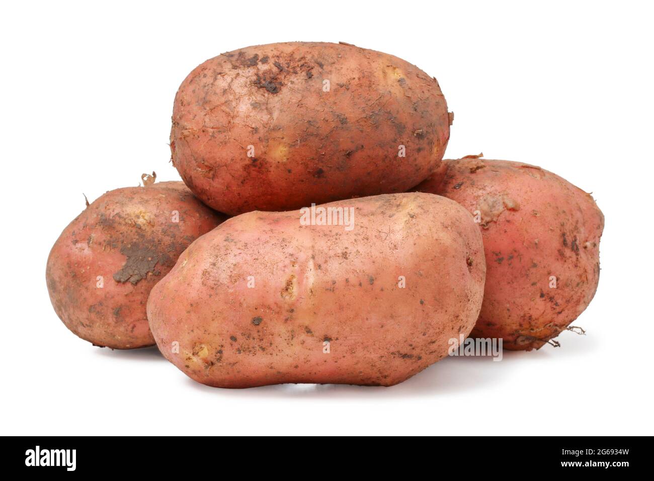 Mucchio di patate rosse giovani isolato su bianco Foto Stock