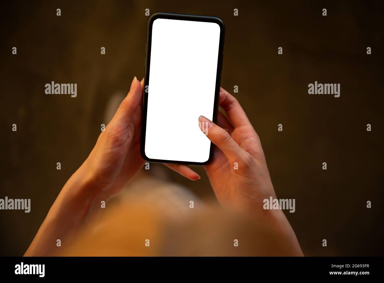 donna che utilizza un telefono cellulare con schermo bianco vuoto Foto Stock