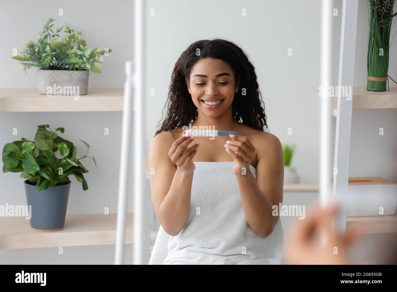 Ottimo risultato, buone notizie, test medico a casa e aspettative del bambino Foto Stock