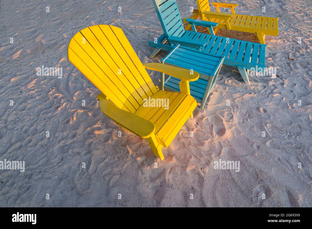 sedie adirondack sulla spiaggia Foto Stock
