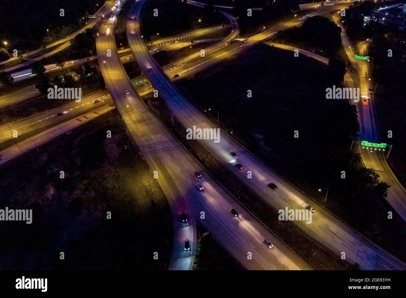 Interscambio autostradale di notte con fari al crepuscolo, Conshohocken Pennsylvania USA Foto Stock