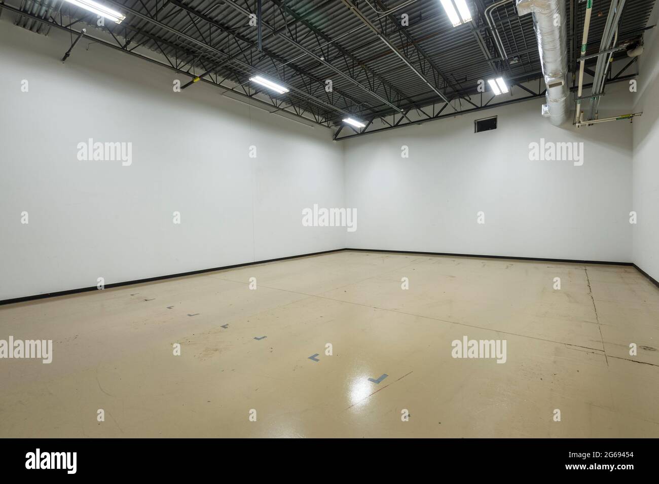 Grande camera bianca all'interno del magazzino, USA Foto Stock