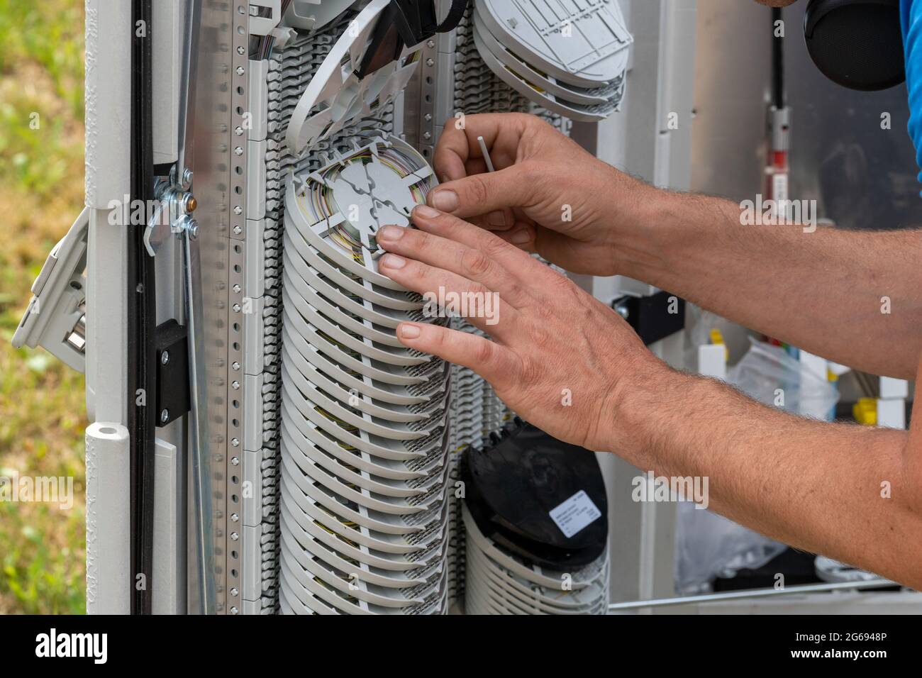 Installazione di linee di cavi in fibra ottica e di lavoro in strada Foto Stock