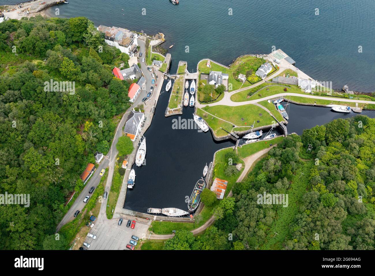 Vista aerea dal drone del Crinan Canal a Crinan in Argyll & Bute, Scozia, Regno Unito Foto Stock