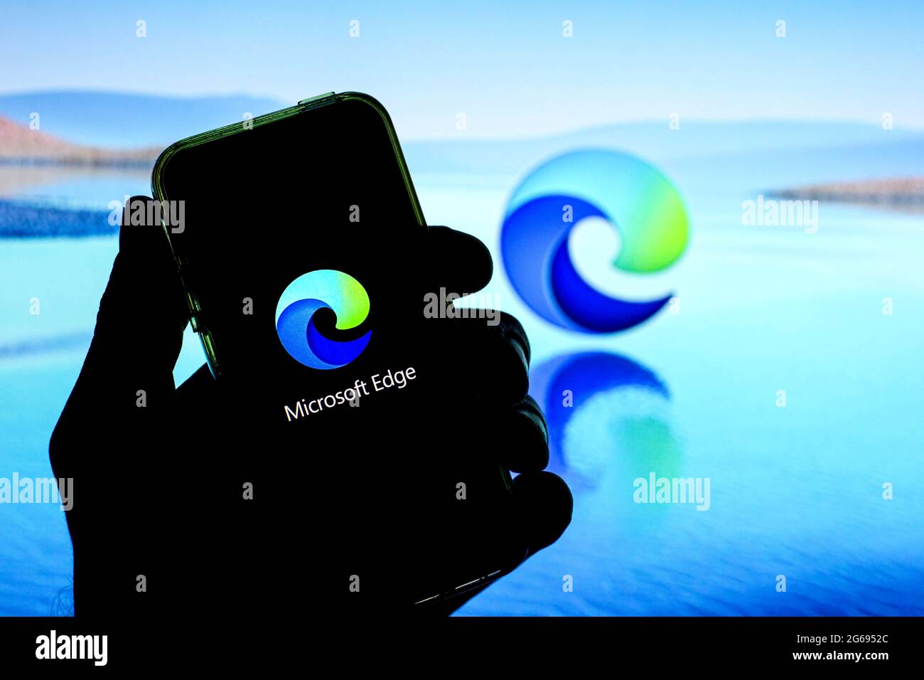 Barcellona, Catalogna, Spagna. 2 luglio 2021. In questa illustrazione fotografica, l'app Microsoft Edge visualizzata sullo schermo di uno smartphone e il logo Microsoft Edge sullo sfondo. Credit: Thiago Prudencio/DAX/ZUMA Wire/Alamy Live News Foto Stock