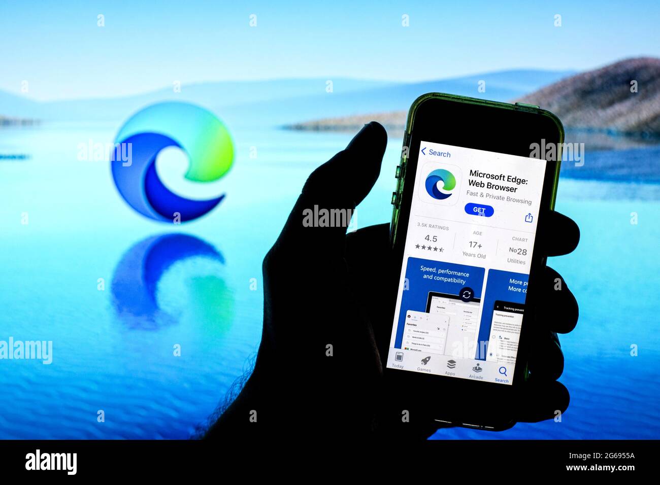 Barcellona, Catalogna, Spagna. 2 luglio 2021. In questa illustrazione è visualizzata un'applicazione Microsoft Edge in App Store su uno smartphone con il logo Microsoft Edge sullo sfondo. Credit: Thiago Prudencio/DAX/ZUMA Wire/Alamy Live News Foto Stock