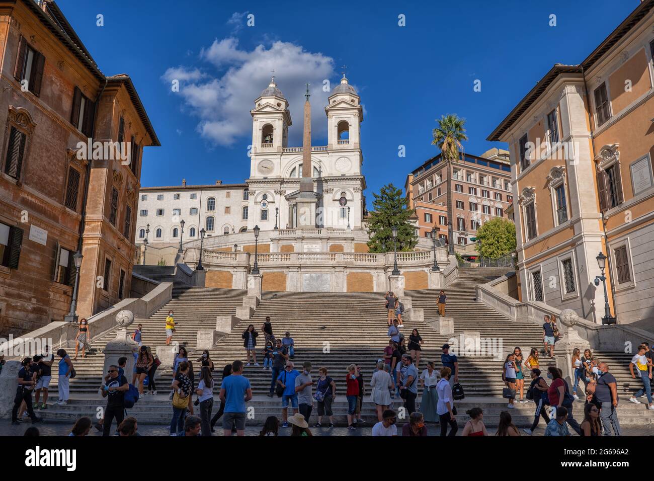 Roma, Italia - 9 settembre 2020: Gruppo di persone, turisti in Piazza di Spagna, famosa pietra miliare della città Foto Stock