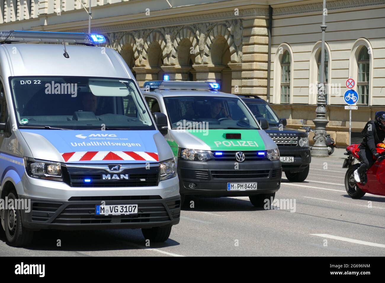 Furgone di polizia con luci di emergenza accese, HW Car (Technical Emergency Service Car) dietro una dimostrazione ordinata, germania. Foto Stock