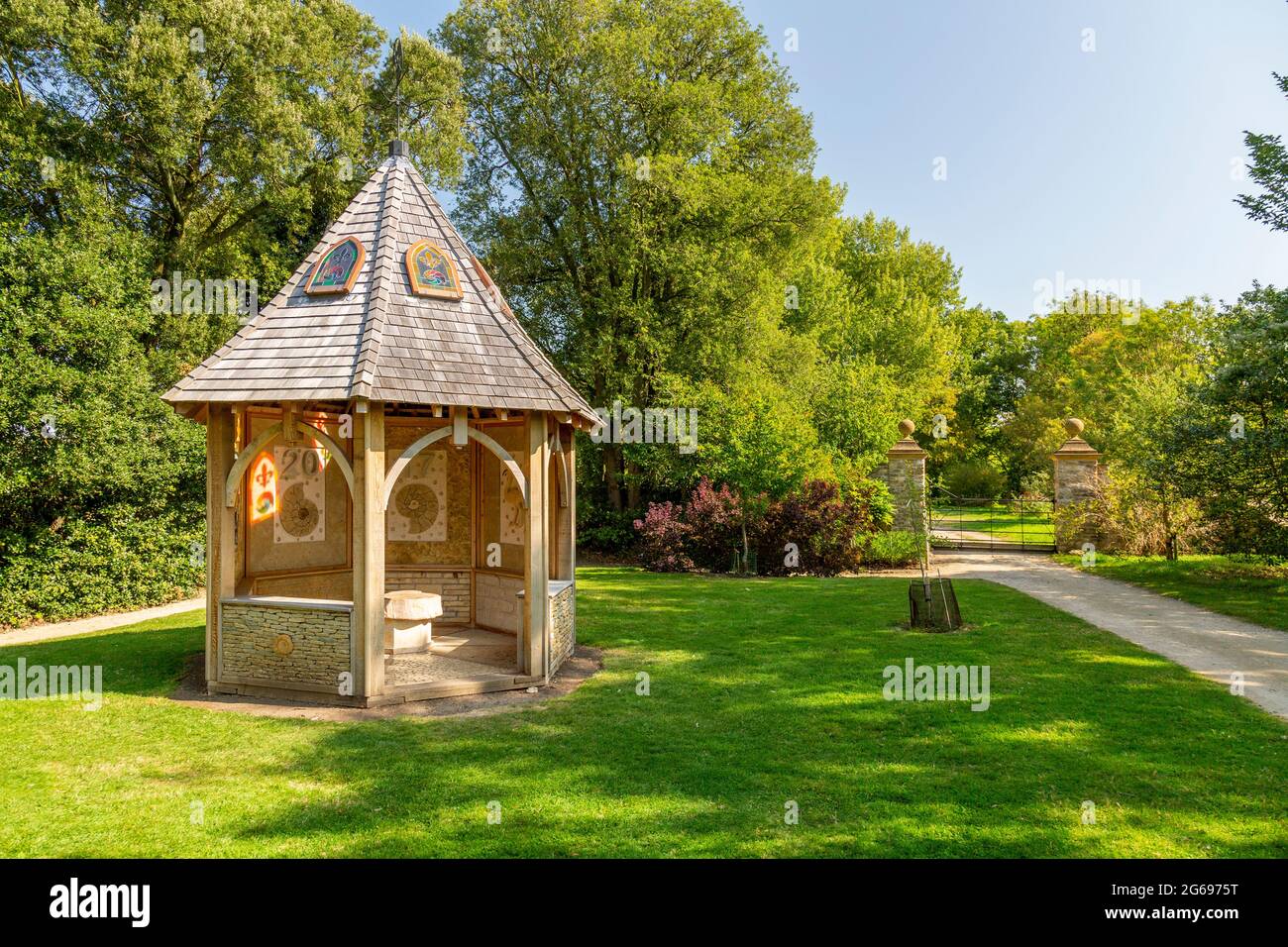 Il monumento commemorativo del 2017 nei terreni del castello di Sherborne segna 400 anni di proprietà continua della famiglia Wingfield-Digby, Dorset, Inghilterra, Regno Unito Foto Stock