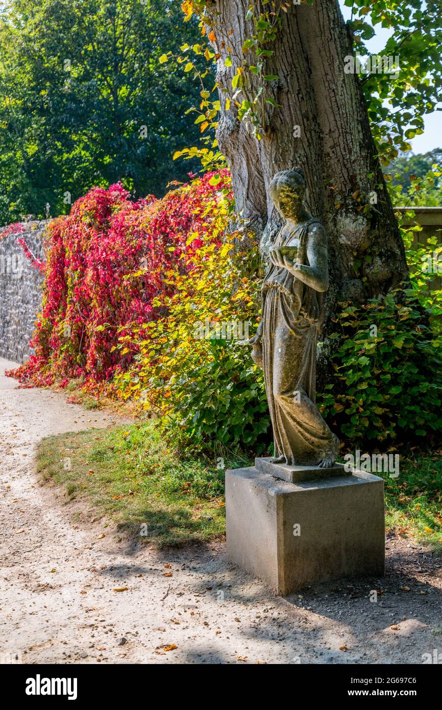 Una statua e colorato superriduttore virginia nei terreni di Sherborne New Castle, Dorset, Inghilterra, Regno Unito Foto Stock