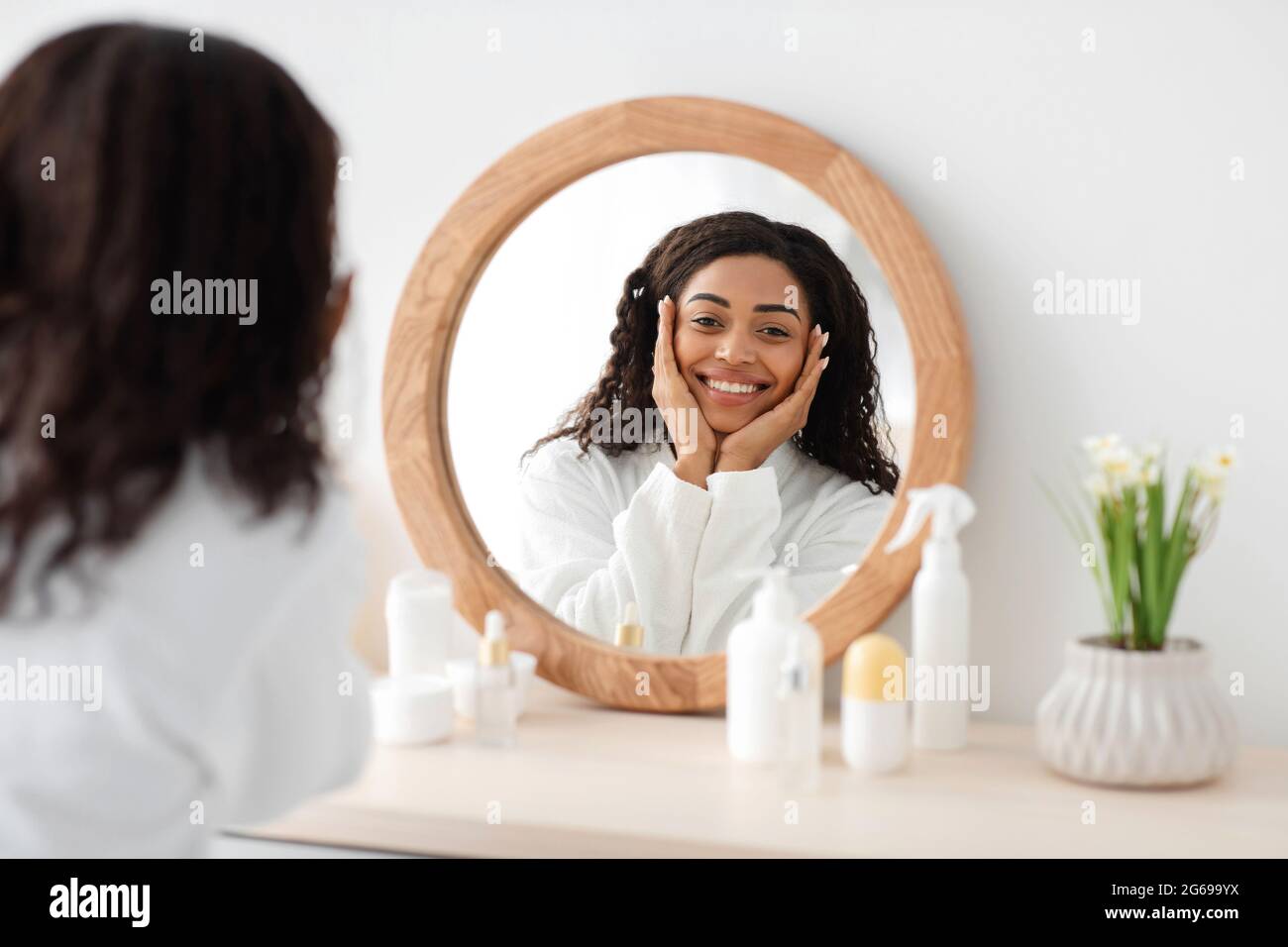 Ottimo risultato, pelle lucida e pulita, mattina felice e bellezza perfetta Foto Stock