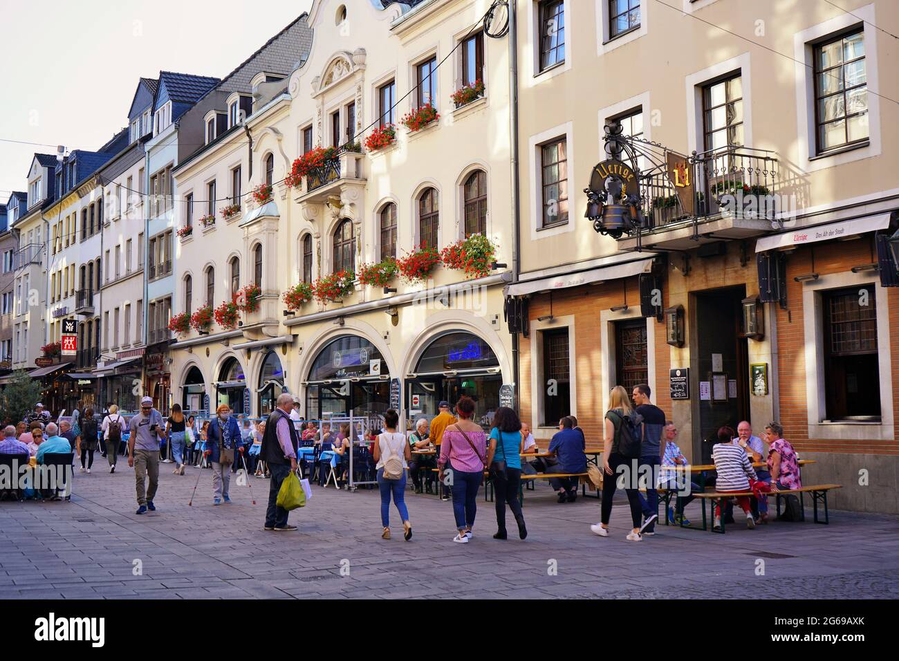 La Düsseldorf vecchia con la birreria Uerige e il ristorante all'aperto. La città vecchia è una popolare zona turistica. Foto Stock