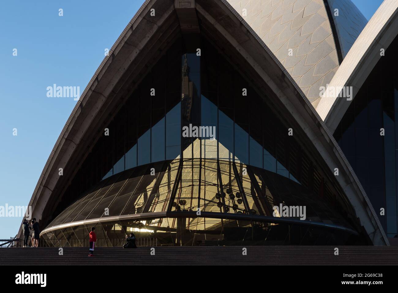 Sydney, Australia. 04 luglio 2021. Sydney, Australia. Domenica 4 luglio 2021. Il fronte in vetro dell'Opera House riflette parte della propria struttura durante la seconda settimana di chiusura a Sydney, a causa della diffusione della variante Delta. Credit: Paul Lovelace/Alamy Live News Foto Stock