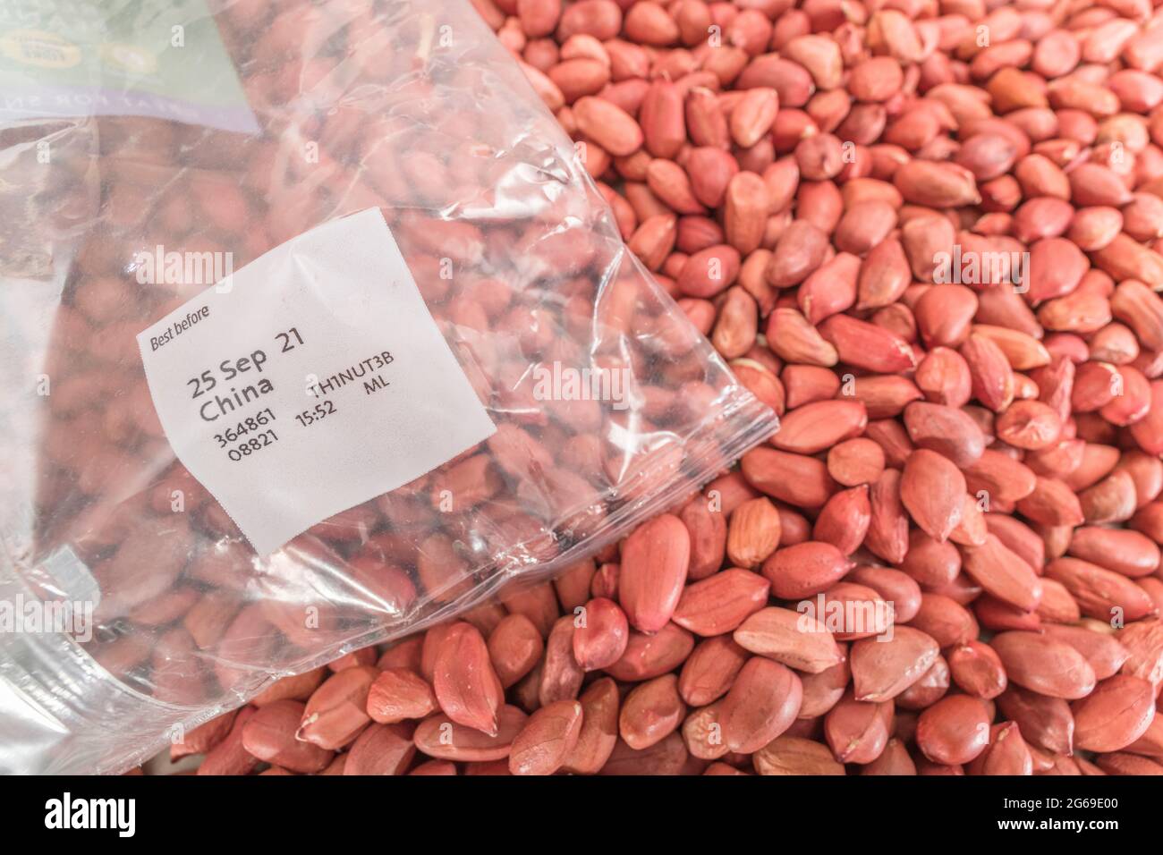 Colpo vicino di arachidi di pelle rossa di Morrison con le bucce sopra. Importato dalla Cina, così coltivato in Cina piuttosto che prodotto in Cina. Per l'esportazione di cibo cinese. Foto Stock