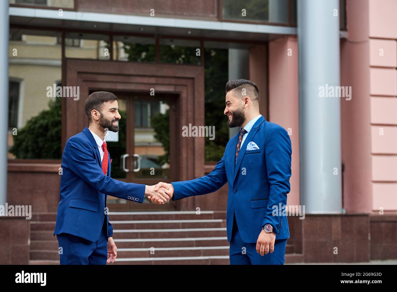 Due uomini d'affari si scuotono all'aperto Foto Stock